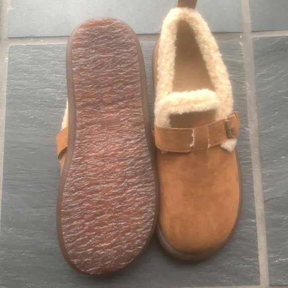 Comfy, cozy, camel slippers! - Picture 2 of 5